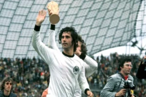 Cú hattrick vào lưới đội tuyển Bulgaria của Gerd Muller.