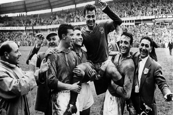 Cầu thủ Just Fontaine đã ghi được 13 bàn thắng.