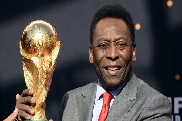 Pelé kịp ghi một bàn mang về chiến thắng 2-0 trước tuyển Mexico.
