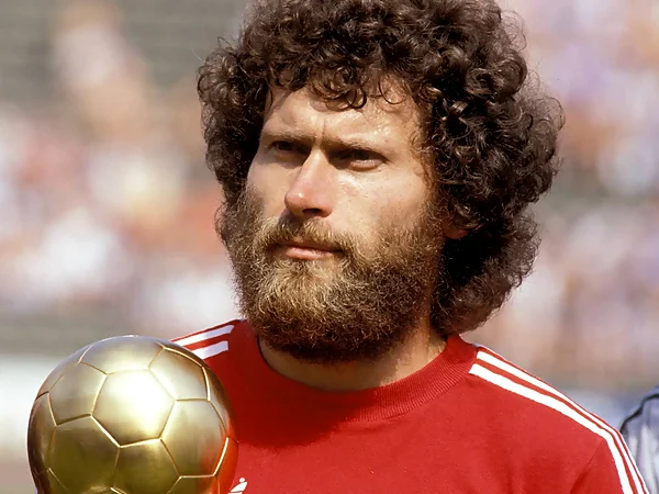 Paul Breitner ba lần giành được chức vô địch bóng đá Bundesliga.