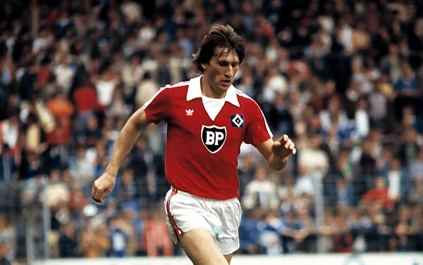 Manfred Kaltz giành được ba lần vô địch giải bóng đá Bundesliga.