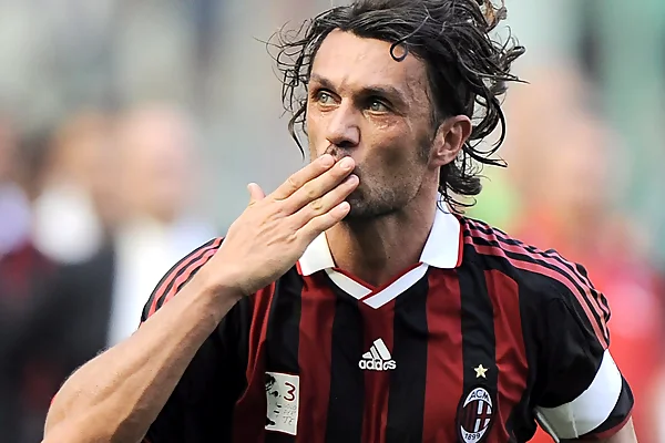 Maldini được bình chọn là cầu thủ xuất sắc thế giới của năm.