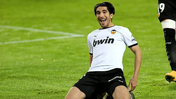 Carlos Soler ghi được ba quả phạt đền trong một trận đấu khi lập hat-trick vào lưới Real Madrid.