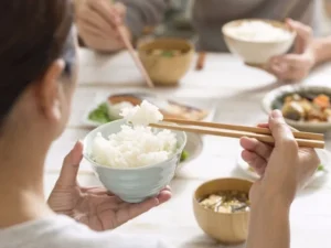 Cùng giải mã ý nghĩa giấc mơ thấy mình đang ăn cơm