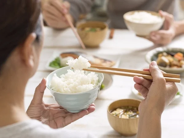 Cùng giải mã ý nghĩa giấc mơ thấy mình đang ăn cơm