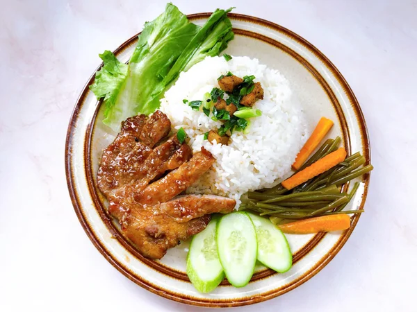 Giấc mơ bát cơm có thịt lợn cho thấy người nằm mơ đang có cuộc sống sung túc