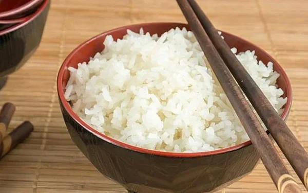 Người nằm mơ thấy đang ăn cơm thường được báo mộng những con số may mắn