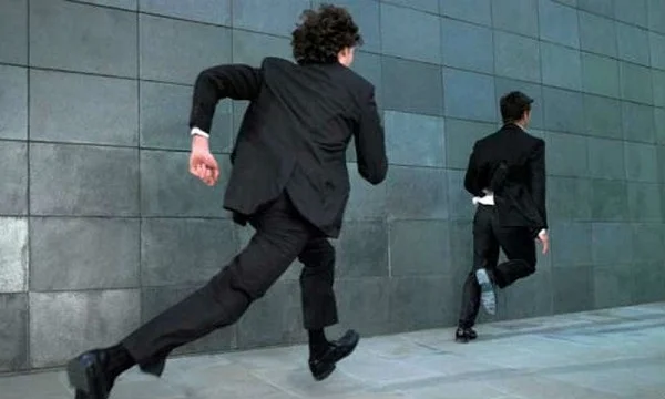 Mơ thấy bị rượt đuổi thể hiện sự căng thẳng của bạn trong công việc