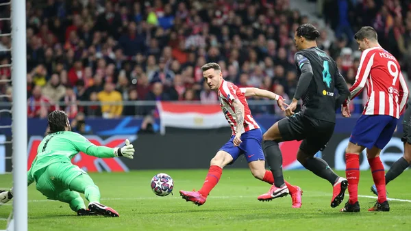 Sắc áo đỏ sọc trắng của Atl. Madrid vô cùng bắt mắt trên sân cỏ