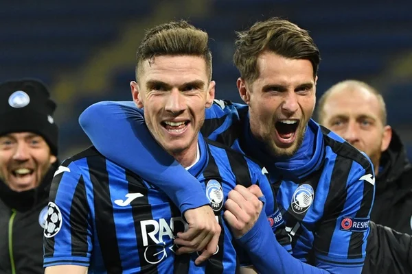 Các cầu thủ Atalanta hết mình với đam mê trên sân cỏ