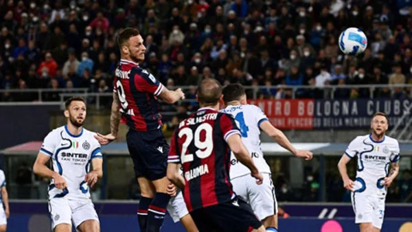 Các cầu thủ của Bologna với tinh thần thi đấu tốt