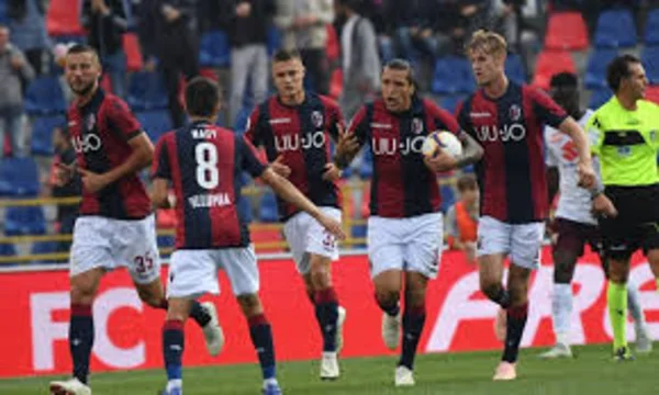Cầu thủ Bologna hết mình với đam mê trên sân cỏ