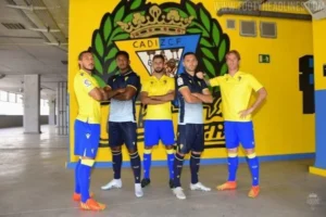 Các cầu thủ Cadiz CF luôn thi đấu hết mình