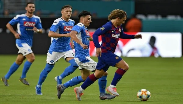 CLB Napoli luôn chiến đấu hết mình trên sân cỏ