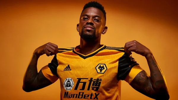 Áo đấu sân nhà của CLB Wolves
