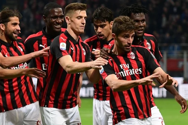 Các cầu thủ AC Milan luôn chiến đấu hết mình trên sân cỏ