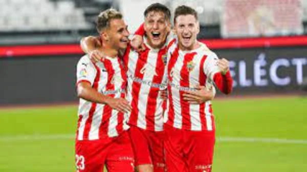 Các cầu thủ Almeria luôn hết mình với đam mê