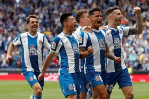 Các cầu thủ Espanyol hừng hực tinh thần chiến đấu