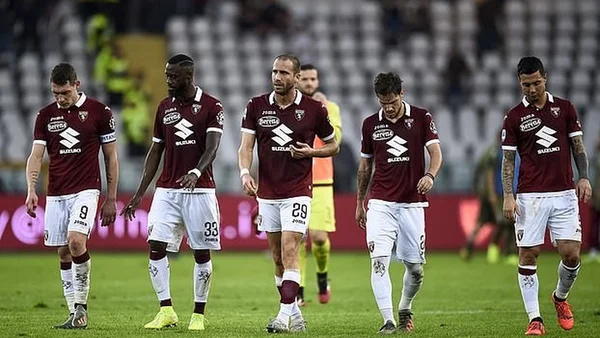 Các cầu thủ Torino thể hiện bản lĩnh trên sân cỏ