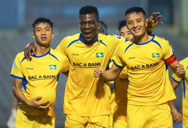 Đội trưởng của Sông Lam Nghệ An FC là Hoàng Văn Khánh, cầu thủ đứng ngoài cùng trong bức ảnh