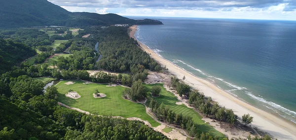 Sân Laguna Golf Lăng Cô với những thiết kế độc đáo