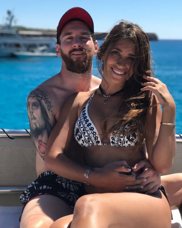 Messi dành cái ôm ấm áp cho người bạn đời Antonella của mình