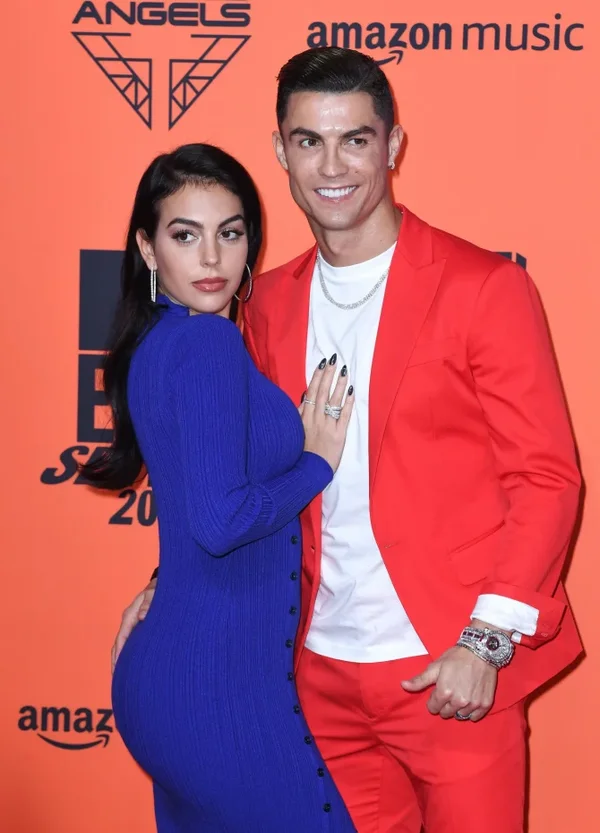 Georgina khéo léo khoe thân hình bốc lửa cùng Cristiano Ronaldo