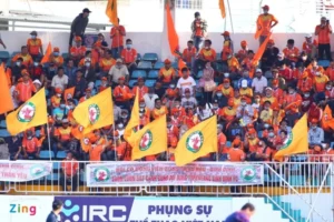 Cổ động viên Topenland Bình Định với sắc cam quen thuộc