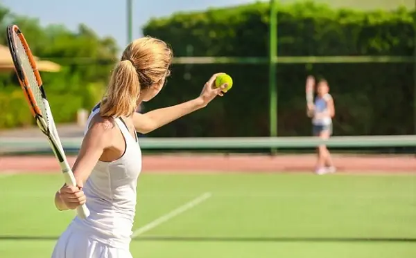 Cần chọn môi trường phù hợp để bắt đầu tập luyện tennis