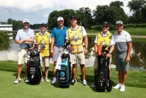 Caddy là những người làm nhiệm vụ kéo và bảo quản túi đựng golf