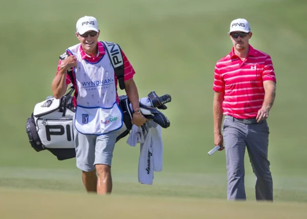 Caddy thường làm việc vất vả tại sân golf nên thu nhập cần tương xứng