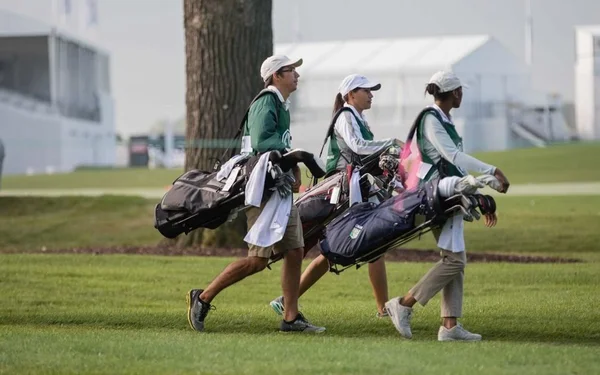 Caddy nhanh nhẹn tháo vát thì rất được lòng khách chơi golf
