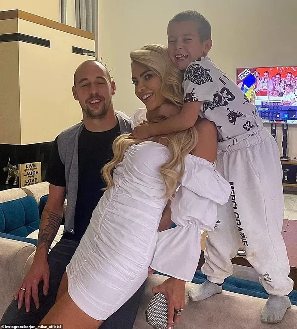 Milan cùng vợ và con vui đùa trong ngôi nhà ấm áp