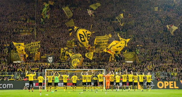 Bầu không khí cuồng nhiệt tại Signal Iduna Park