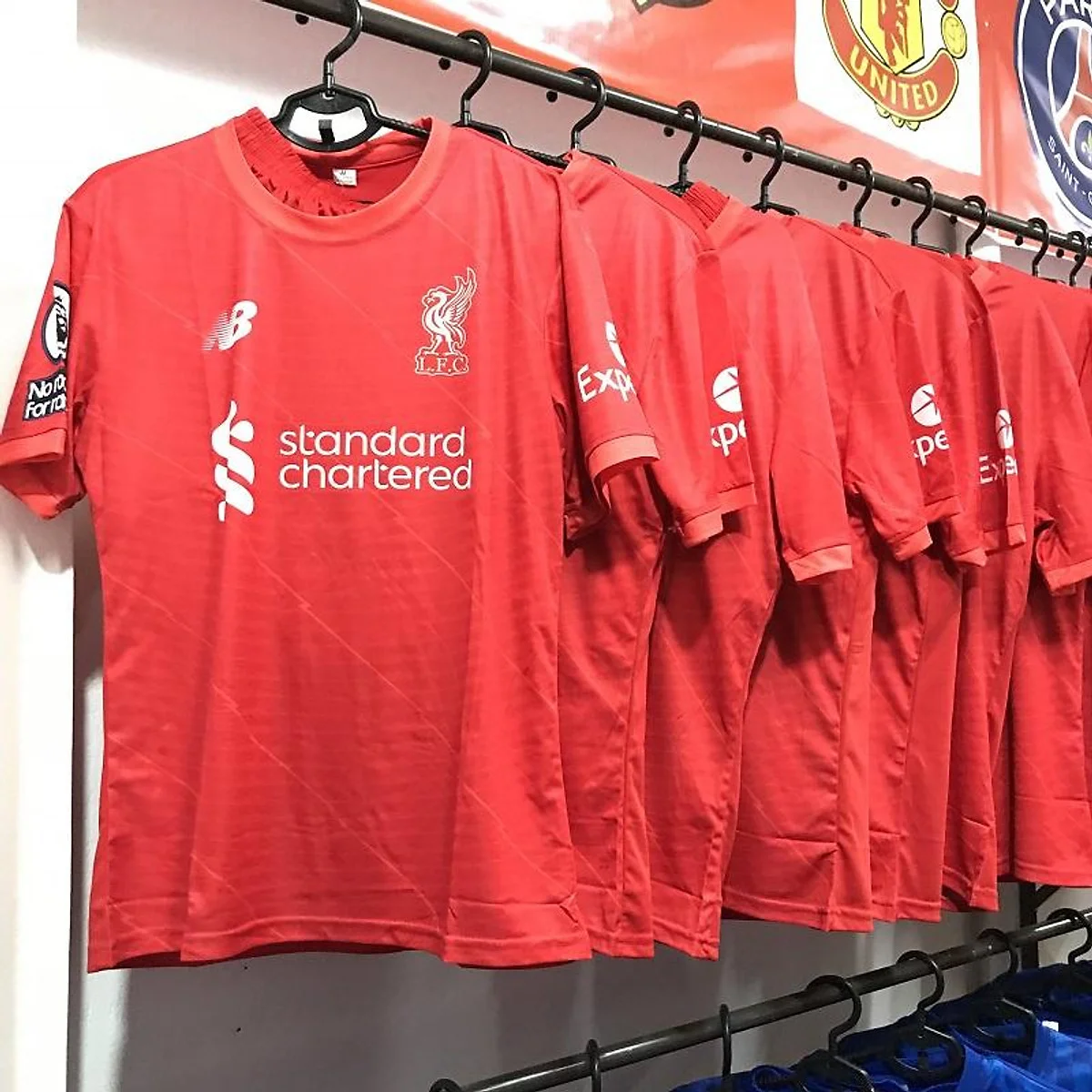Trang phục thi đấu truyền thống của Liverpool lấy màu đỏ làm chủ đạo