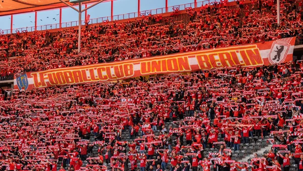 Bầu không khí tại Stadion An der Alten Forsteri luôn vô cùng náo nhiệt