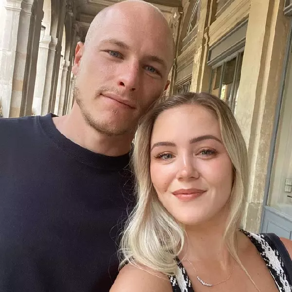 Vẻ đẹp quyến rũ của Nicola - Vợ tiền vệ Aaron Mooy