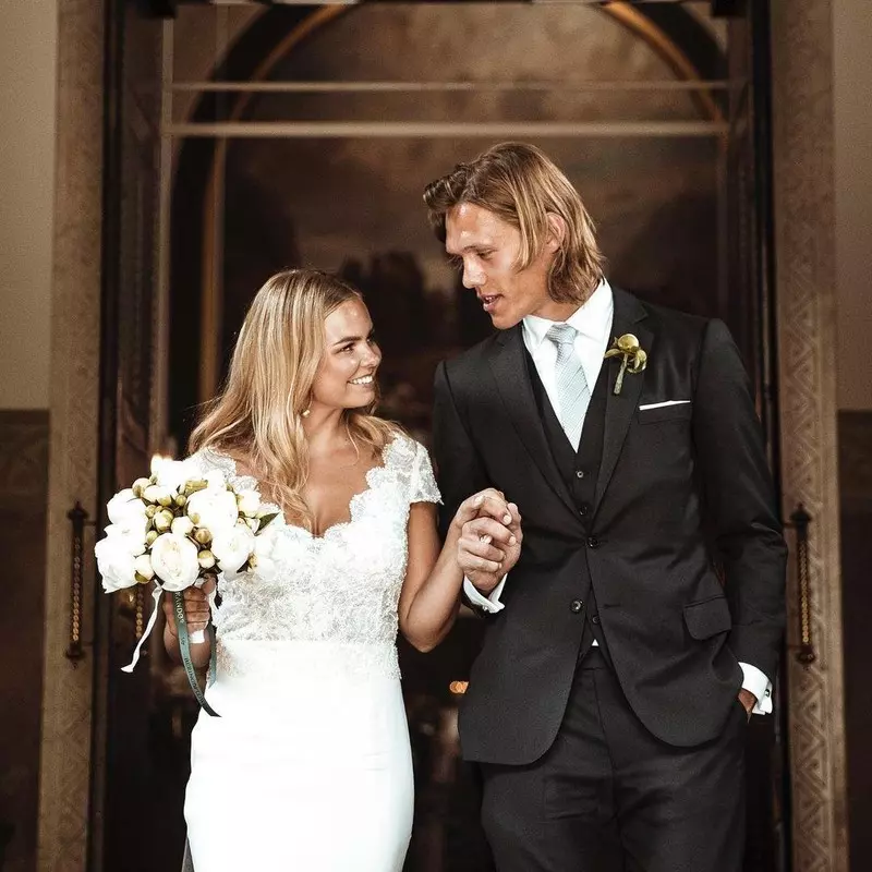 Pernille Vennike hậu phương của hậu vệ Jannik Vestergaard
