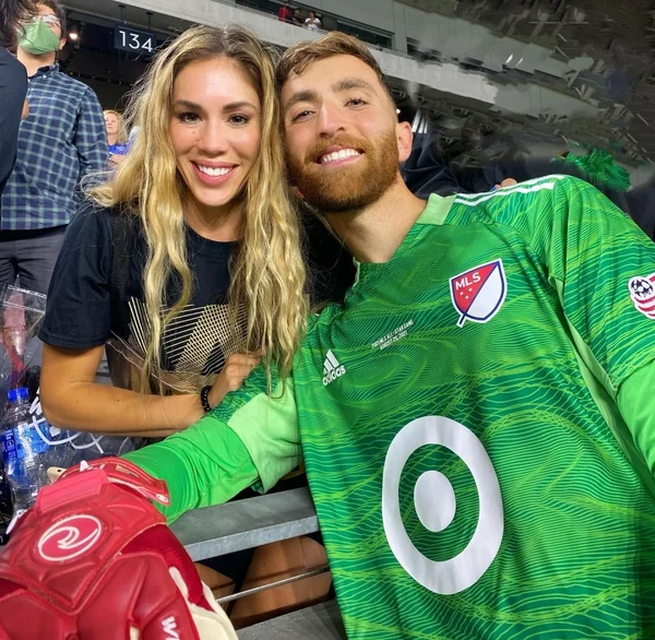 Ashley Herron xinh đẹp bênMatt Turne