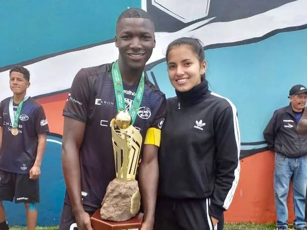 Paolita Salazar trong một bức hình chụp chung với Moises Caicedo