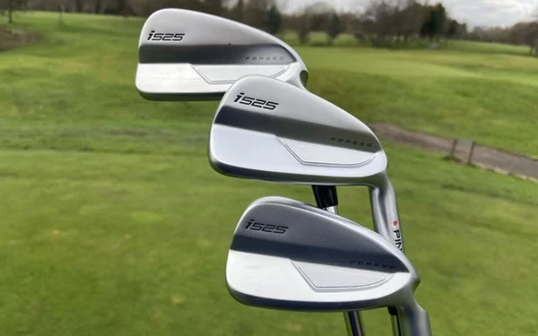 Những cây gậy golf sắt được sử dụng để đưa bóng từ fairway vào green