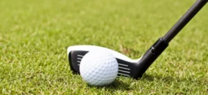 Một cây gậy hybrid ở sân golf thực tế