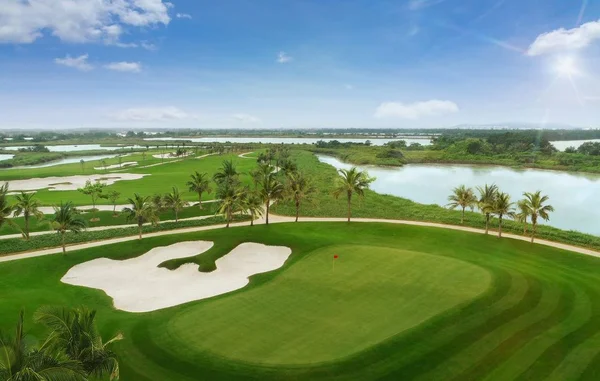Các giải đấu golf chuyên nghiệp luôn thu hút rất nhiều chơi người tham gia