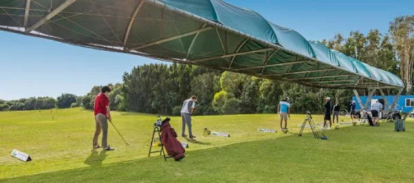 Hình ảnh người chơi tập đánh golf tại sân Sunshine Driving Range