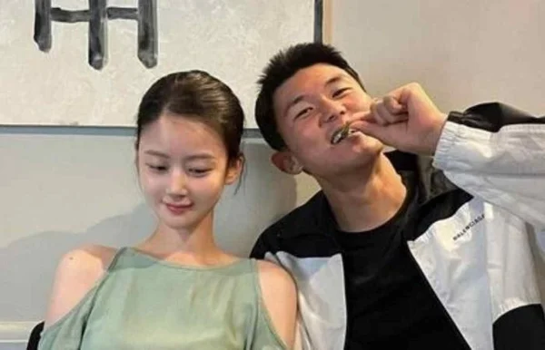 Ahn bẽn lẽn bên người chồng nổi tiếng của mình