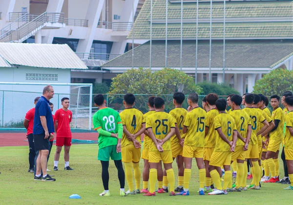 HLV Michael Weiss cùng học trò chuẩn bị cho AFF Cup 2022