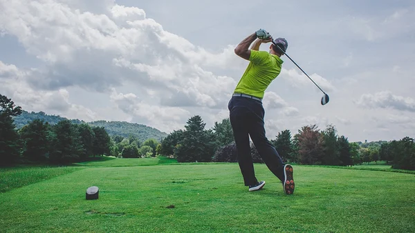 Khung cảnh ở sân golf giúp ta hòa mình vào thiên nhiên