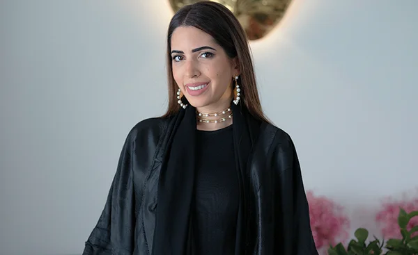 Razan Alazzouni khiến cho nhiều người nổi tiếng trở nên rạng rỡ hơn trong các sự kiện