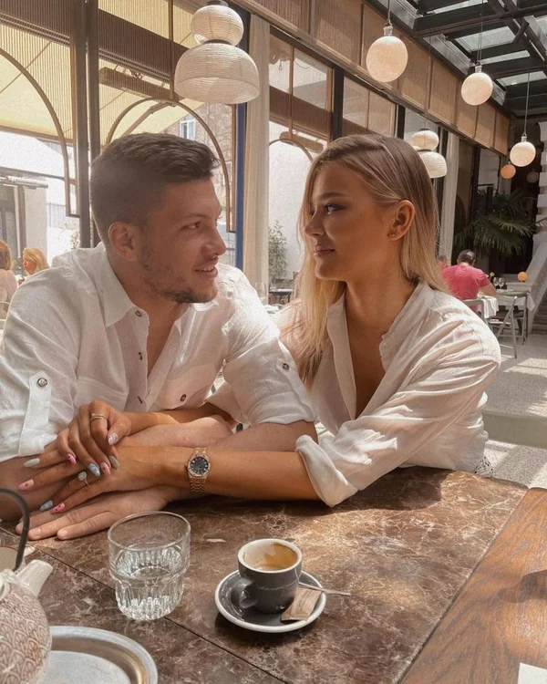 Sofija Milosevic trao cái nhìn vô cùng trìu mến với Luka Jovic