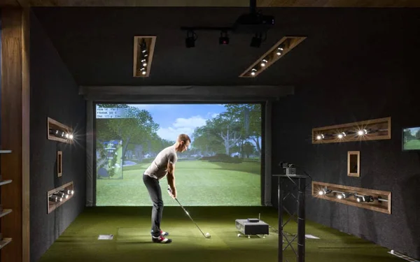 Có nhiều lợi ích từ việc tập golf trong nhà